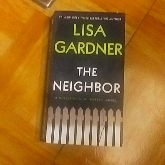 The neighbor by lisa Gardner paperback book - Picture 1 of 2